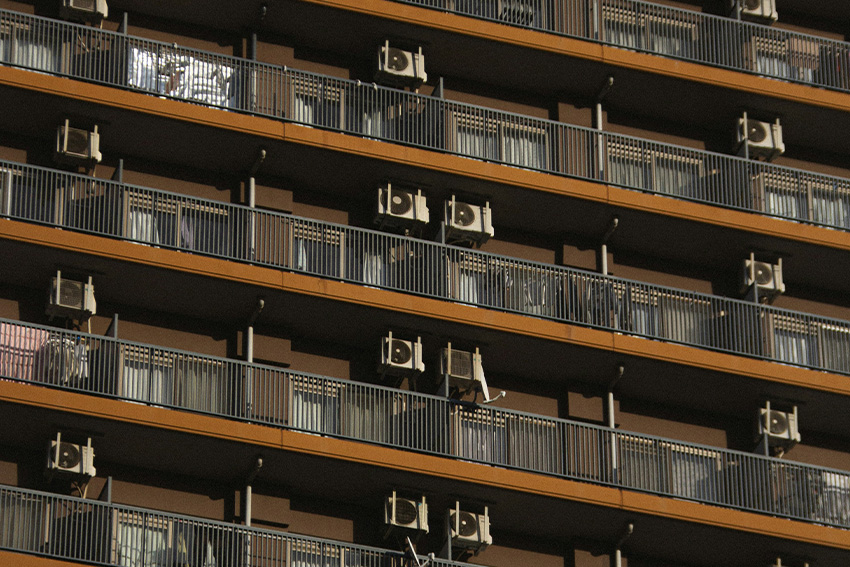 Fassade eines japanischen Hochhauses mit Balkonen – Sinnbild für die Anonymität und soziale Isolation in Japans Städten
