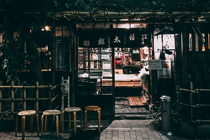 Asakusa Okonomiyaki Sometaro – authentische Gassenküche in Tokio Traditionelles Okonomiyaki-Restaurant Sometaro in Asakusa bei Nacht