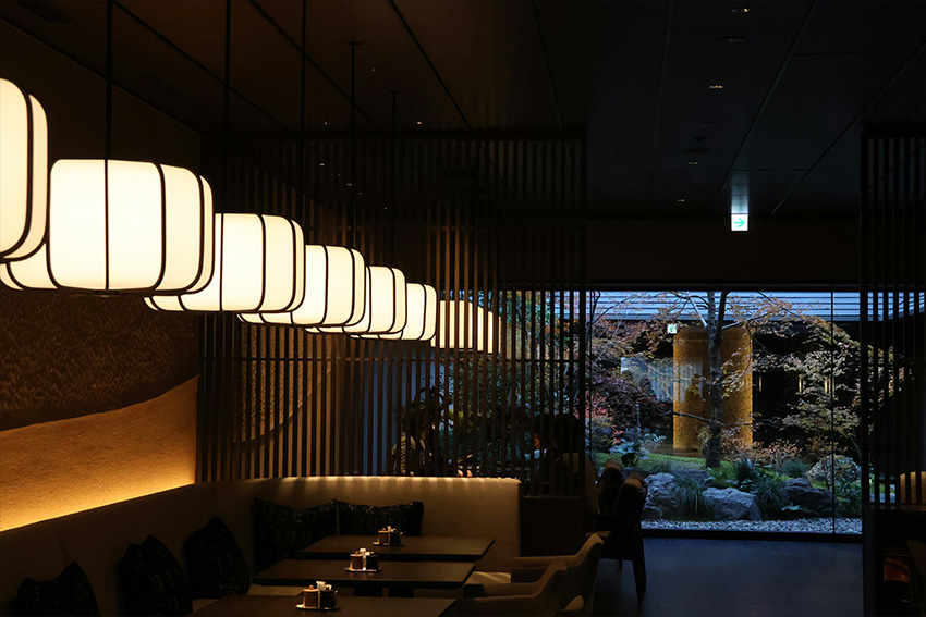Restaurant in Kyoto mit harmonischem Design aus Licht, Holz und Garten – Symbol für die Verbindung der Elemente Feuer, Erde und Wasser in der japanischen Architektur