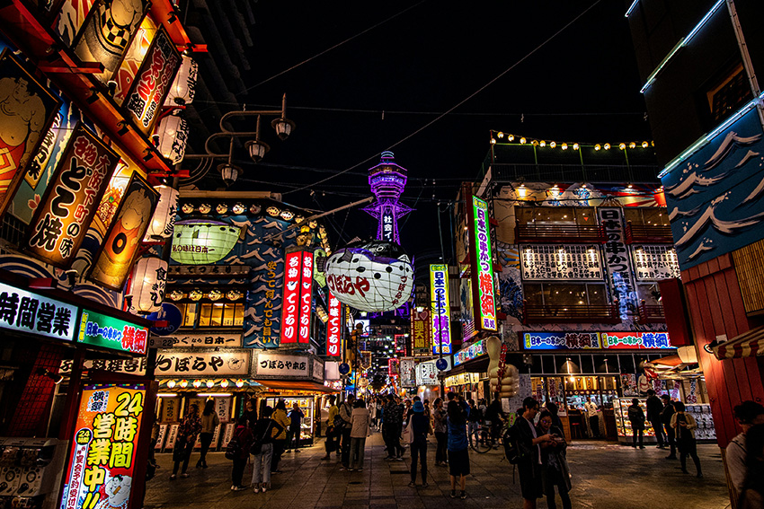 Bunte Leuchtreklamen im Viertel Shinsekai in Osaka bei Nacht – Abschluss der Goldenen Route Japan