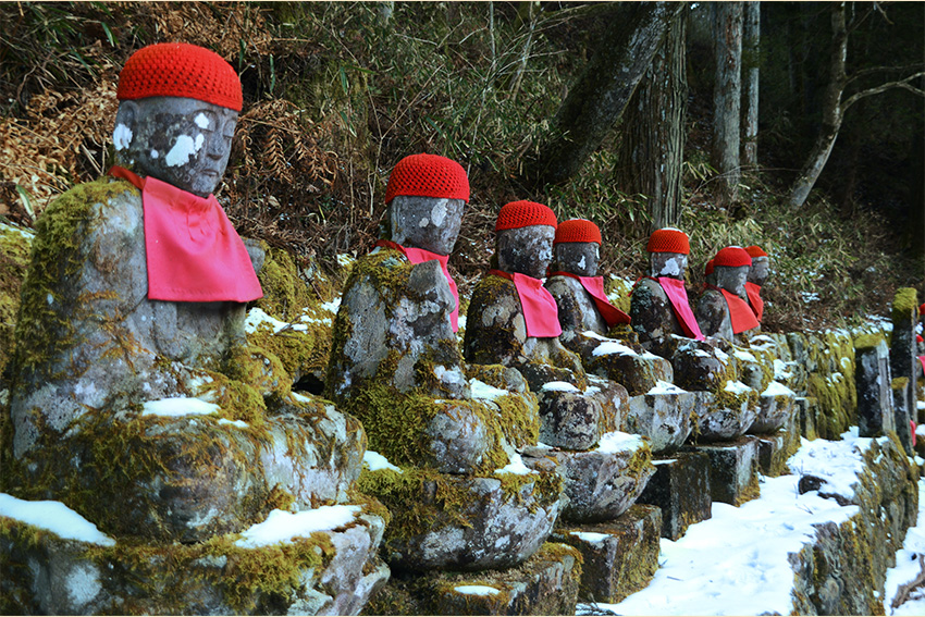 Japanischer Gott Kinder und Reisende mit roter Mütze