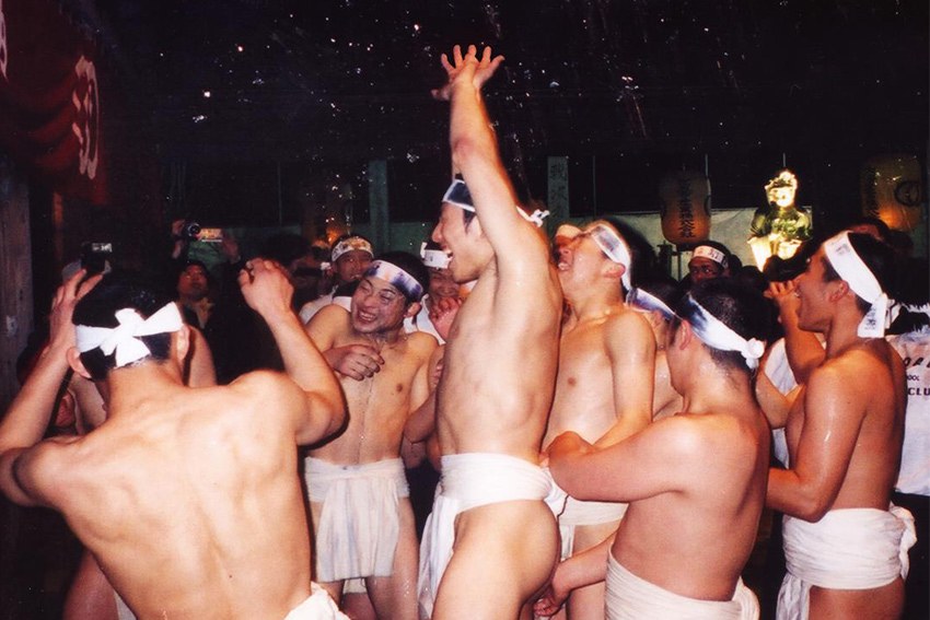 Teilnehmer des Hadaka Matsuri in Saidaiji in Okayama erhalten die  Reinigung durch Wasser.