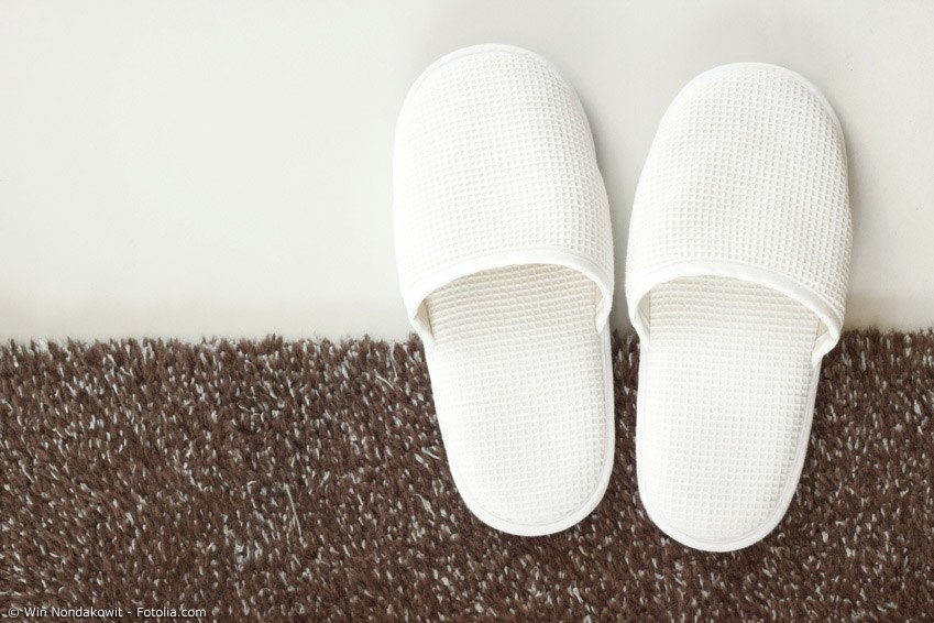 In japanischen Häusern, Schulen und traditionellen Restaurants werden die Schuhe ausgezogen und Slipper dafür angezogen. Für die Toilette gibt es sogar separate Slipper.