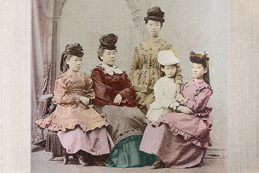 Die ersten japanischen Studentinnen in westlicher Kleidung um 1871 Handkolorierte Fotografie der ersten japanischen Studentinnen, die 1871 von der Meiji-Regierung zu einem Auslandsstudium in die USA entsandt wurden