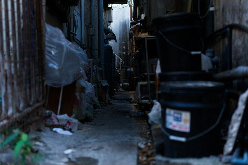 Straßenszene in Japan mit Müll und Dosen – Schattenseite der Sauberkeit in japanischen Städten