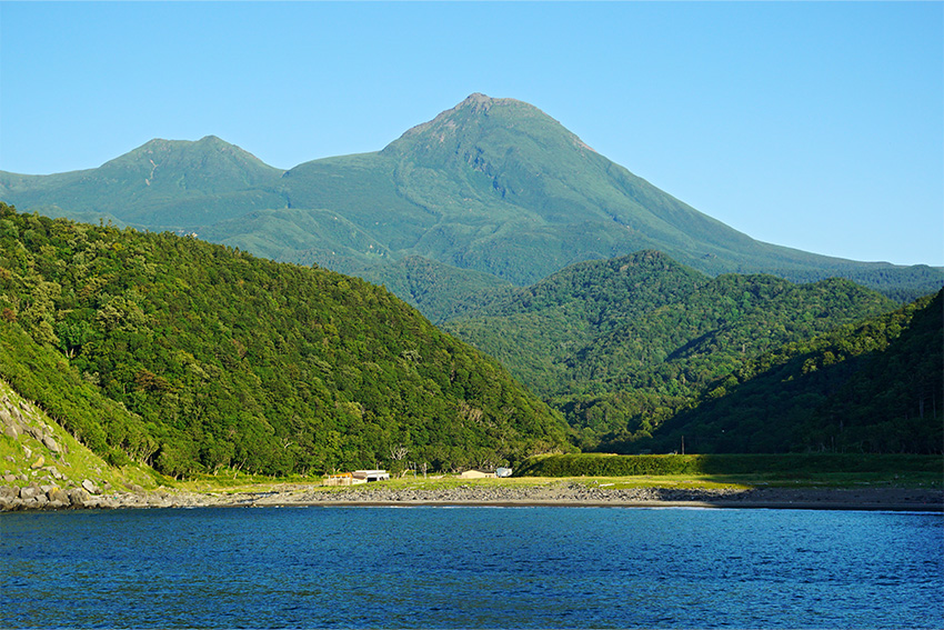 Bunte Herbstlandschaft mit Bergen im Daisetsuzan-Nationalpark auf Hokkaidō