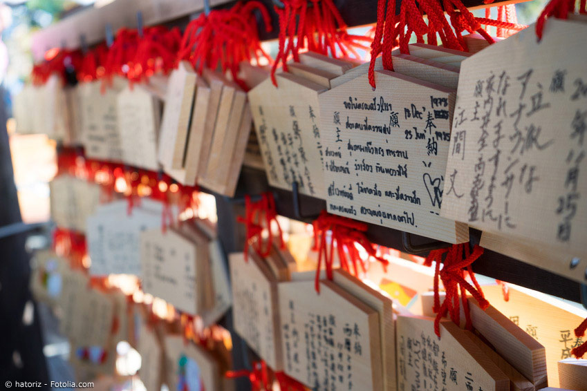 Kleine Holztafeln mit Wünschen - die Ema - werden traditionell beim Schreinbesuch aufgehängt. Vor allem an Neujahr in Japan ein beliebter Brauch.