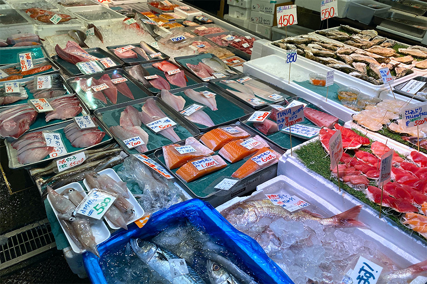Norwegischer Lachs auf einem japanischen Fischmarkt 