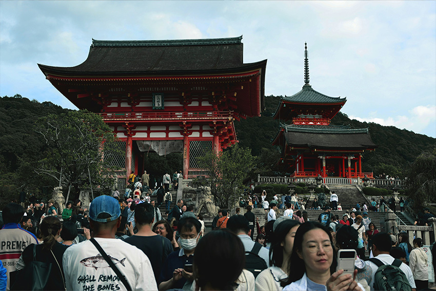 Touristenmassen am Kiyomizu-dera Tempel in Kyoto – Beispiel für Overtourismus in Japan