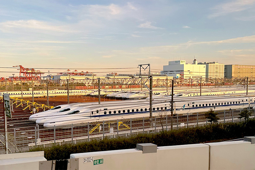 Reihe von Shinkansen-Zügen im Depot in Japan – Sinnbild für Perfektion, Organisation und technische Präzision