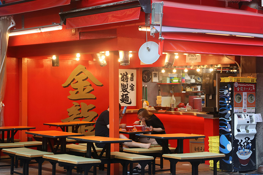 Kinryu Ramen Dōtonbori Osaka – Streetfood-Ikone der Stadt Kinryu Ramen Osaka – traditionelle Ramenbar mit roter Fassade in Dōtonbori