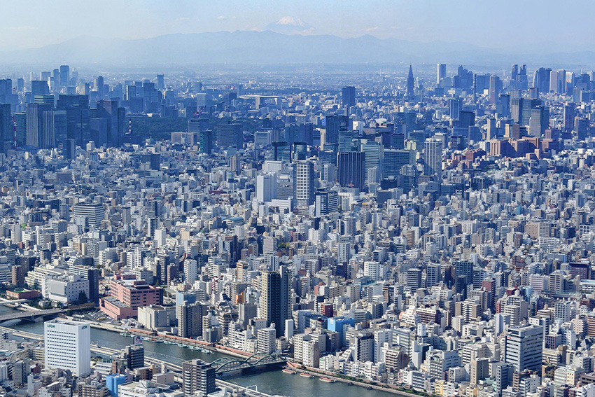 Blick über die Skyline von Tokio mit dem Fuji im Hintergrund – Beginn der goldenen Route Japan