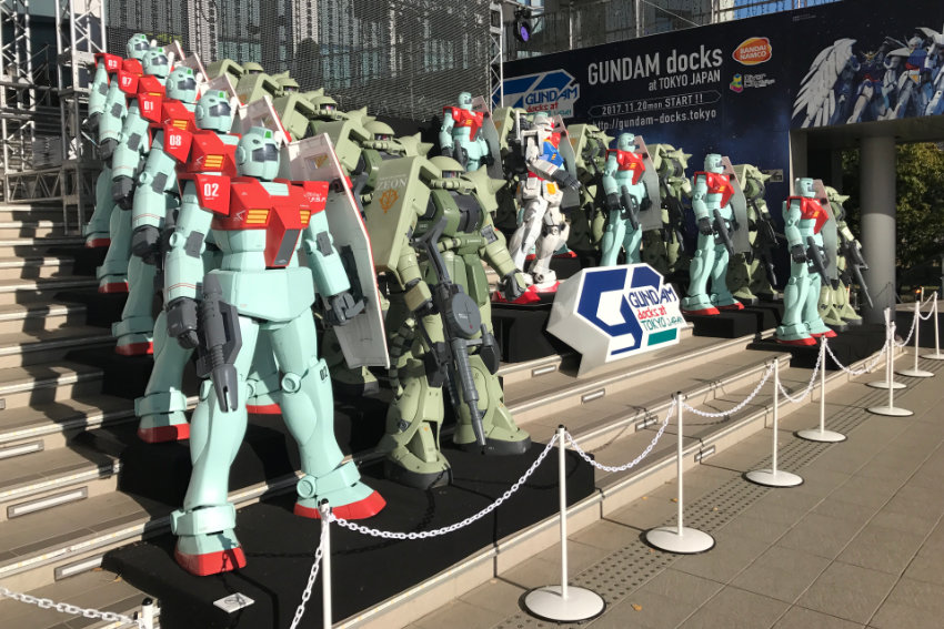 Gundam-Roboter in Tokio – Japans Begeisterung für Robotik Gundam-Roboterfiguren vor dem ehemaligen Gundam Cafe in Tokio