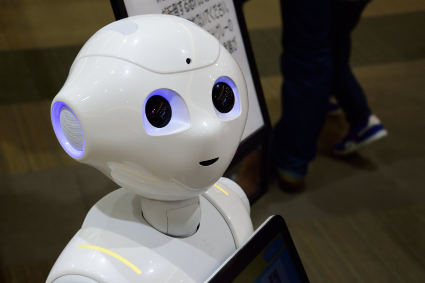 Service-Roboter Pepper in einem Einkaufszentrum in Tokio Service-Roboter Pepper in einem Tokioter Einkaufszentrum als Beispiel für Robotik im japanischen Alltag