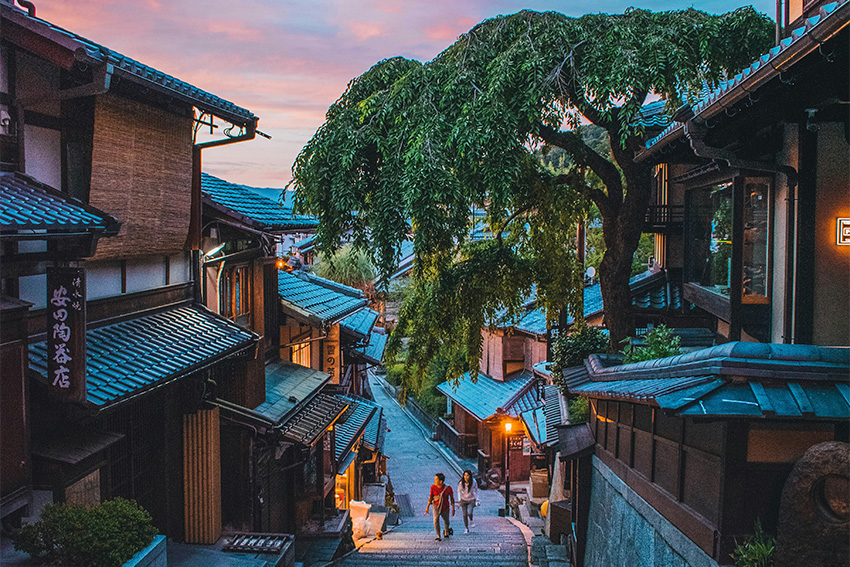 Traditionelle Gasse Sannenzaka in Kyoto bei Sonnenuntergang – ruhiger Zwischenstopp der Goldenen Route Japan