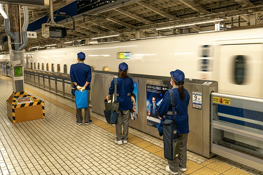 Shinkansen am Bahnsteig in Japan mit Reinigungsteam – Symbol für Pünktlichkeit, Disziplin und Sauberkeit im japanischen Alltag