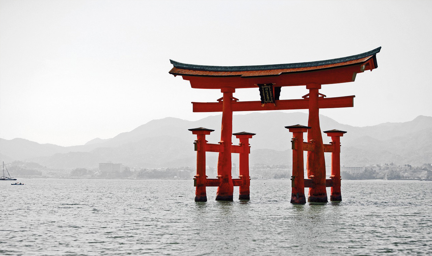 Japan Touristenattraktionen - Der Itsukushima-Schrein, Miyajima Torii im Wasser