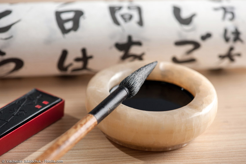 Für echt japanische Kalligraphie benötigt man neben dem richtigen Papier auch Tusche und geeignete Pinsel. Wer ein paar japanische Zeichen kennt und weiß, wie sie geschrieben werden, ist dann bestens gerüstet.