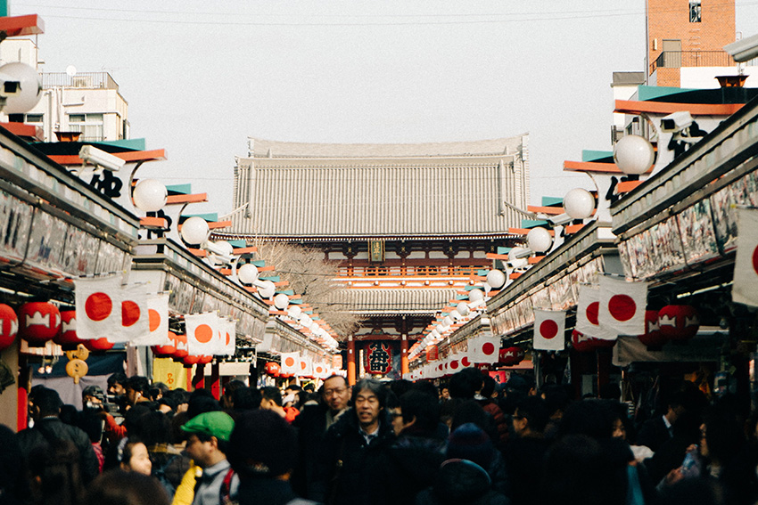  Japanische Flagge an Weg zum Tempel 