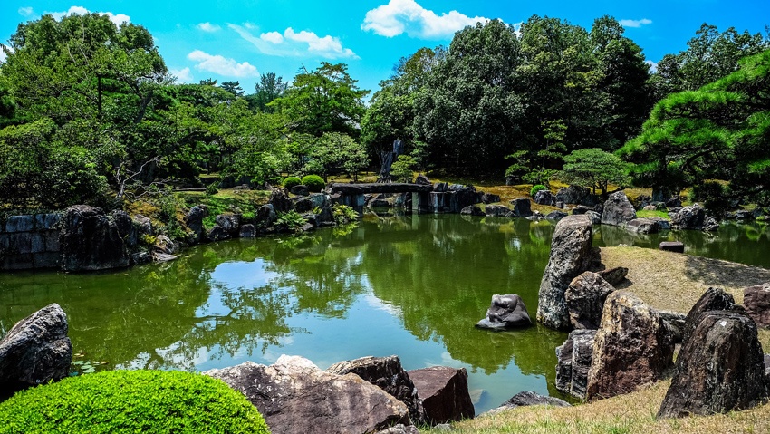 Japanischer Garten mit Teich und Steinen