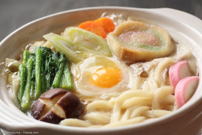 Herbst-Udon tragen schon im Namen die Jahreszeit, in der sie hauptsächlich zubereitet werden. Natürlich werden Udon-Nudeln das ganze Jahr über gegessen, aber in dieser Form sind sie vor allem im Herbst und Winter beliebt.