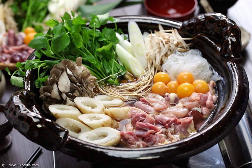 Nabe ist ein typisches japanisches Gericht für den Herbst und Winter. Der Eintopf wird mit verschiedenen Zutaten bereitet und wärmt den Körper in der kalten Jahreszeit kräftig.
