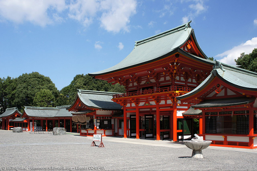 Omi-Schrein in Otsu von außen mit geharktem Weg