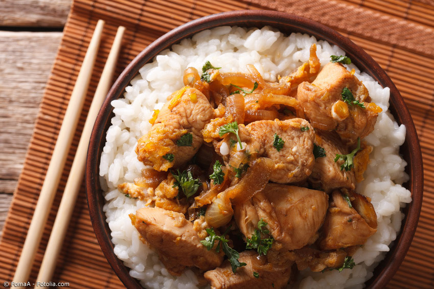 Donburi Gerichte wie Oyakodon sind das Paradebeispiel für japanische Rezepte mit Reis. Besonders beliebt ist auch Gyudon, Rindfleischstreifen auf Reis, dem sich in Japan die zwei Fast-Food-Ketten Yoshinoya und Sukiya verschrieben haben.