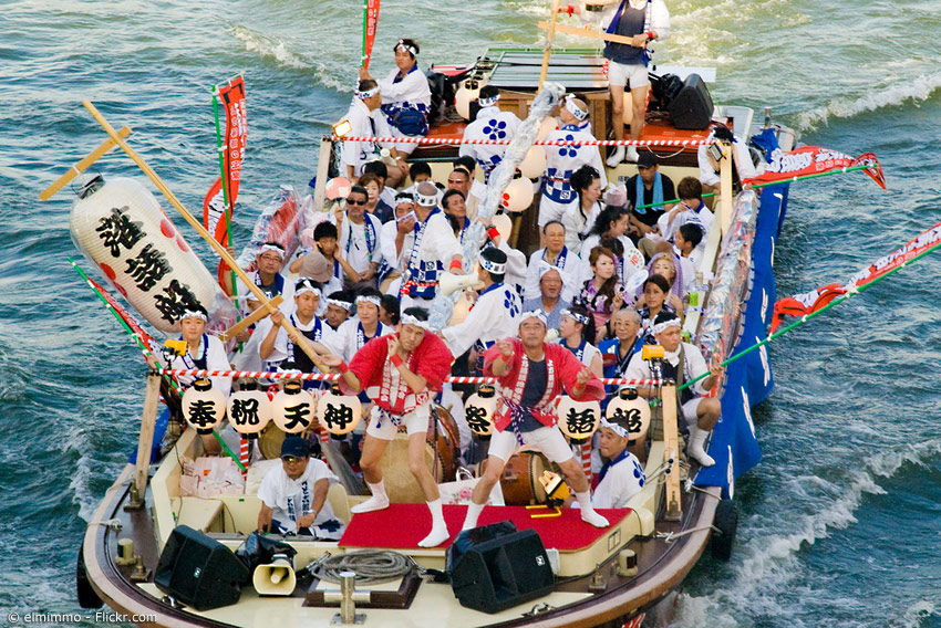 Boot mit Festival-Teilnehmern auf dem Fluss in Osaka