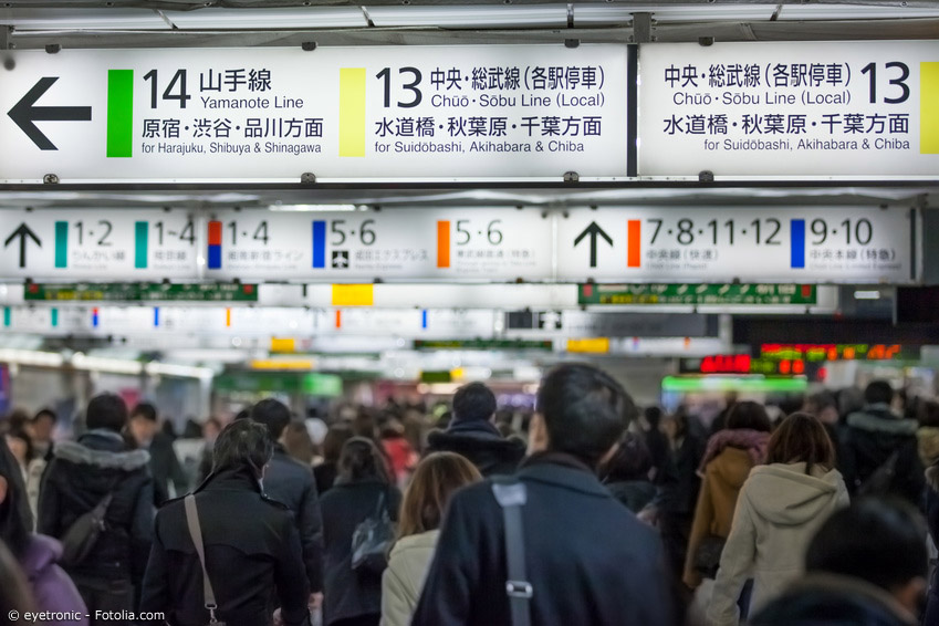 Die verschiedenen Schriftsysteme sind im japanischen Alltag allgegenwärtig. Romaji sind vor allem an Bahnhöfen wichtig.