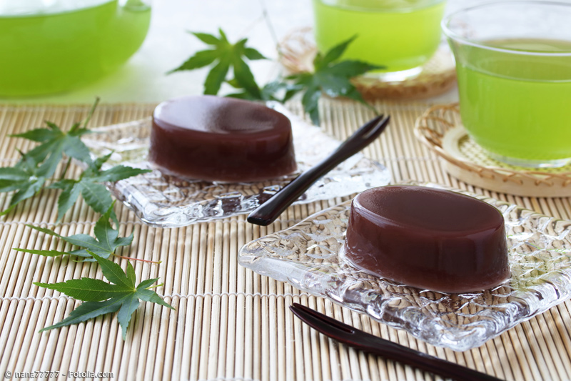 Azukibohnen Wagashi mit grünem Tee und Ahornblättern