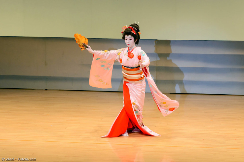 Einige Conventions bieten Shows mit traditionellen japanischen Künsten. Darunter auch Tanzaufführungen von Geishas oder das Spielen japanischer Instrumente.