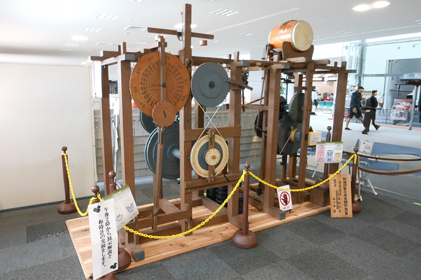 Rekonstruktion einer Wadōkei des japanischen Wissenschaftlers Iizuka Igashichi Rekonstruktion einer Wadōkei aus der Edo-Zeit von Iizuka Igashichi mit komplexer Holzkonstruktion und Zahnrädern