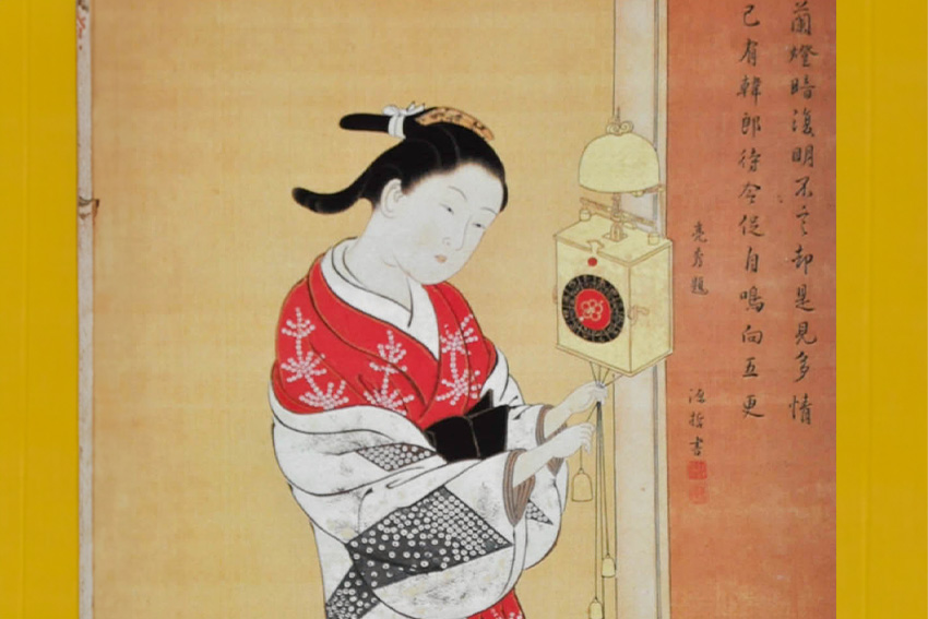 Japanische Frau mit Wadōkei – Hängeuhr der Edo-Zeit Farbholzschnitt einer japanischen Frau im Kimono, die eine Wadōkei-Hängeuhr der Edo-Zeit bedient