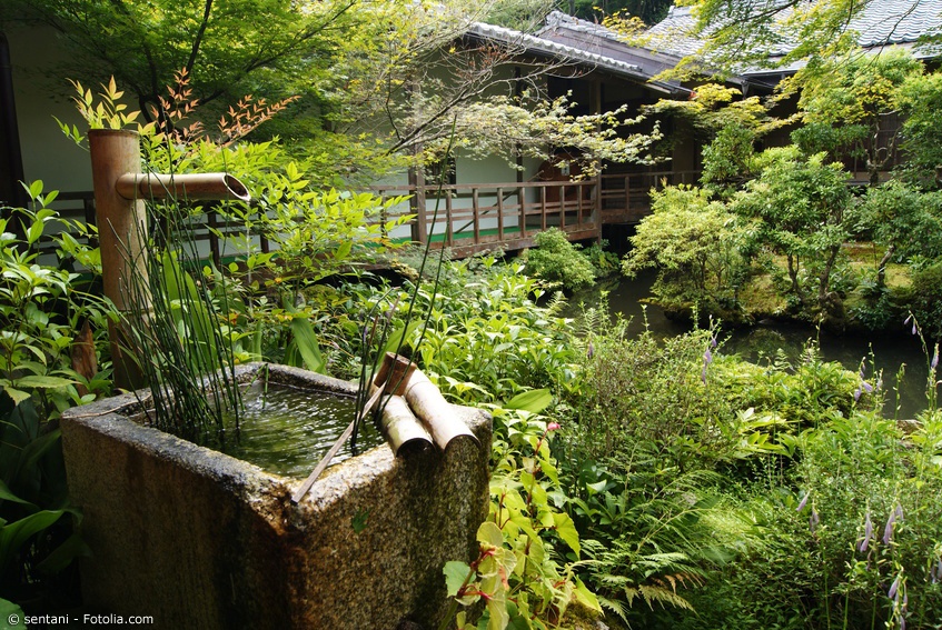 Japanisches Wasserspiel mit Steinbecken in Japan Garten