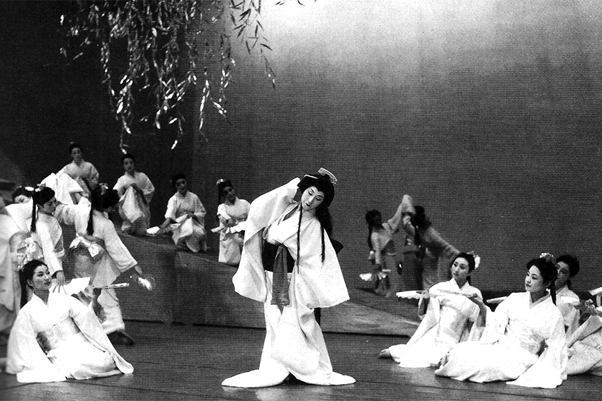 Traditioneller Tanz Japan mit Fächern