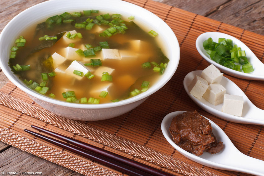 Dashi und Miso sind Grundzutaten der japanischen Küche und machen oft den typischen japanischen Geschmack aus. Aber es gibt auch japanische Rezepte, die gänzlich ohne diese Zutaten auskommen.