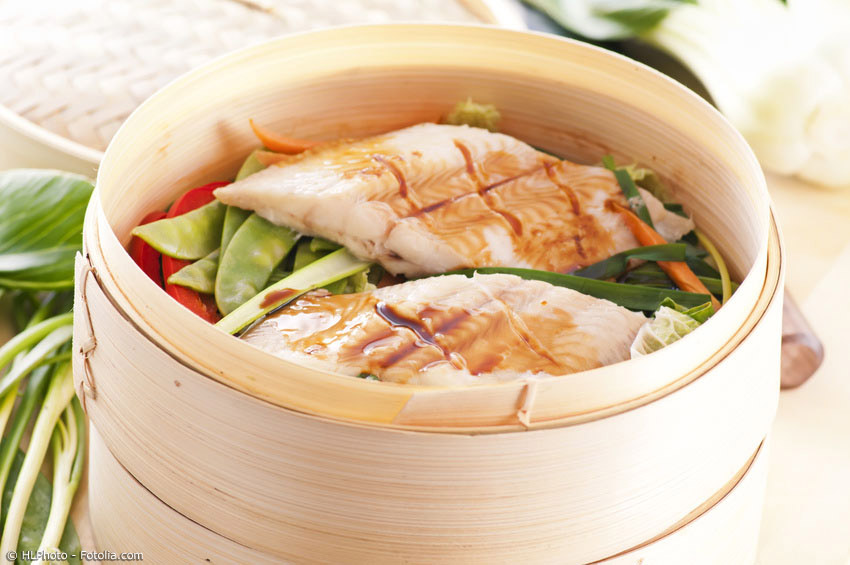 Ein japanischer Dampfgarer aus Bambus ist ein nützlicher Küchenhelfer. Gemüse, Fisch, Teigtaschen und weitere Speisen werden langsam gedämpft, ihre Nährstoffe bleiben erhalten.