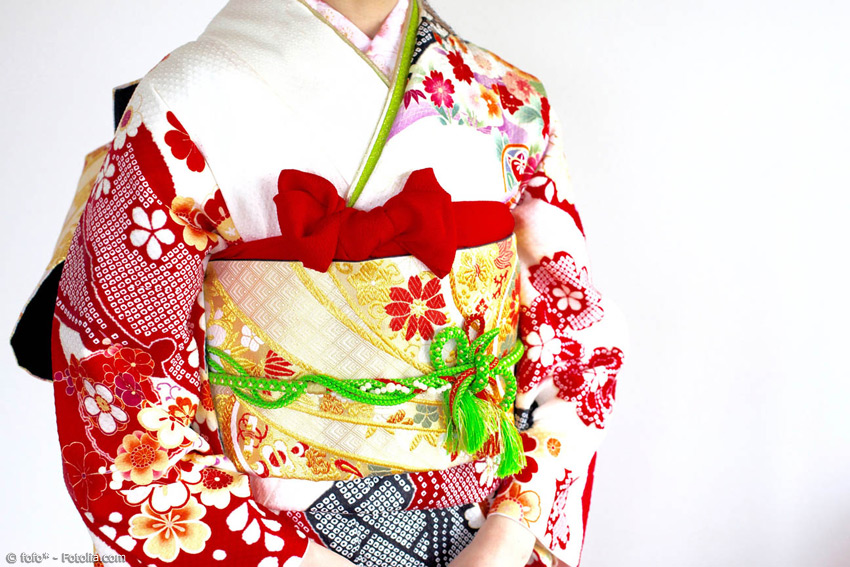 Ein Kimono besteht aus vielen einzelnen Schichten und Elementen. Neben dem eigentlichen Obergewand sind Accessoires wie ein Obi unverzichtbar.