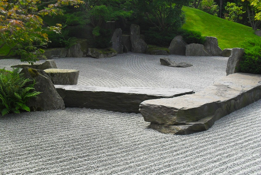 Japanischer Steingarten mit großem Findling
