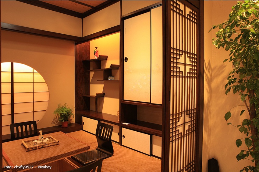 Japanisches Interieur mit Tatami, Shoji-Paravent, niedrigem Tisch und warmem Licht