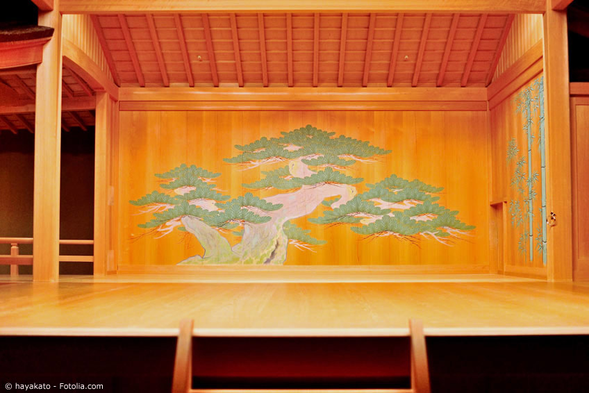 Schlichte Noh Bühne aus Holz