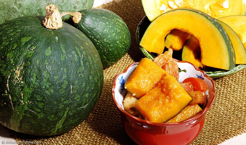 Japanischer Kabocha Kürbis aufgeschnitten und geschlossen