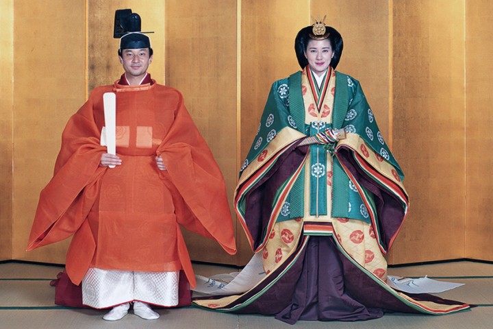 Japanischer Kaiser Tenno in traditioneller Kleidung bei einer Zeremonie