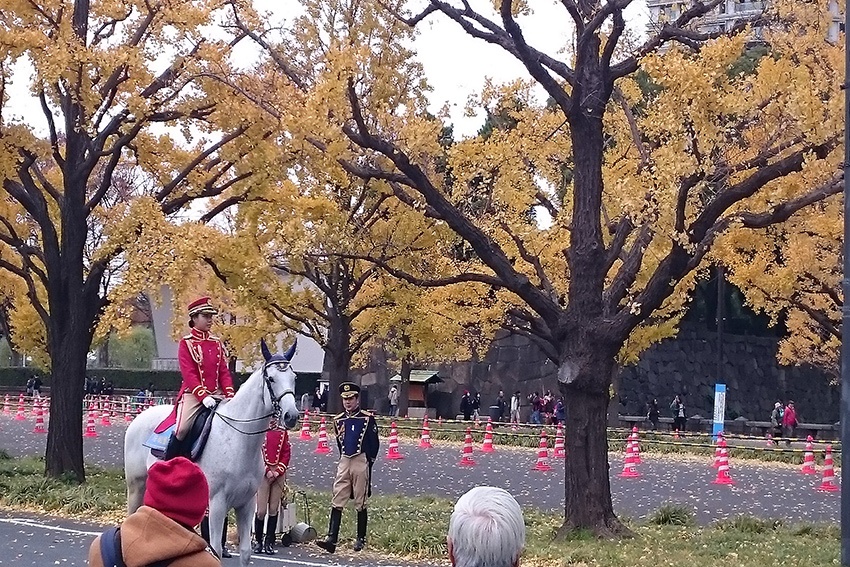 berittene kaiserliche Polizei im Park des kaiserlichen Palastes in Tokio