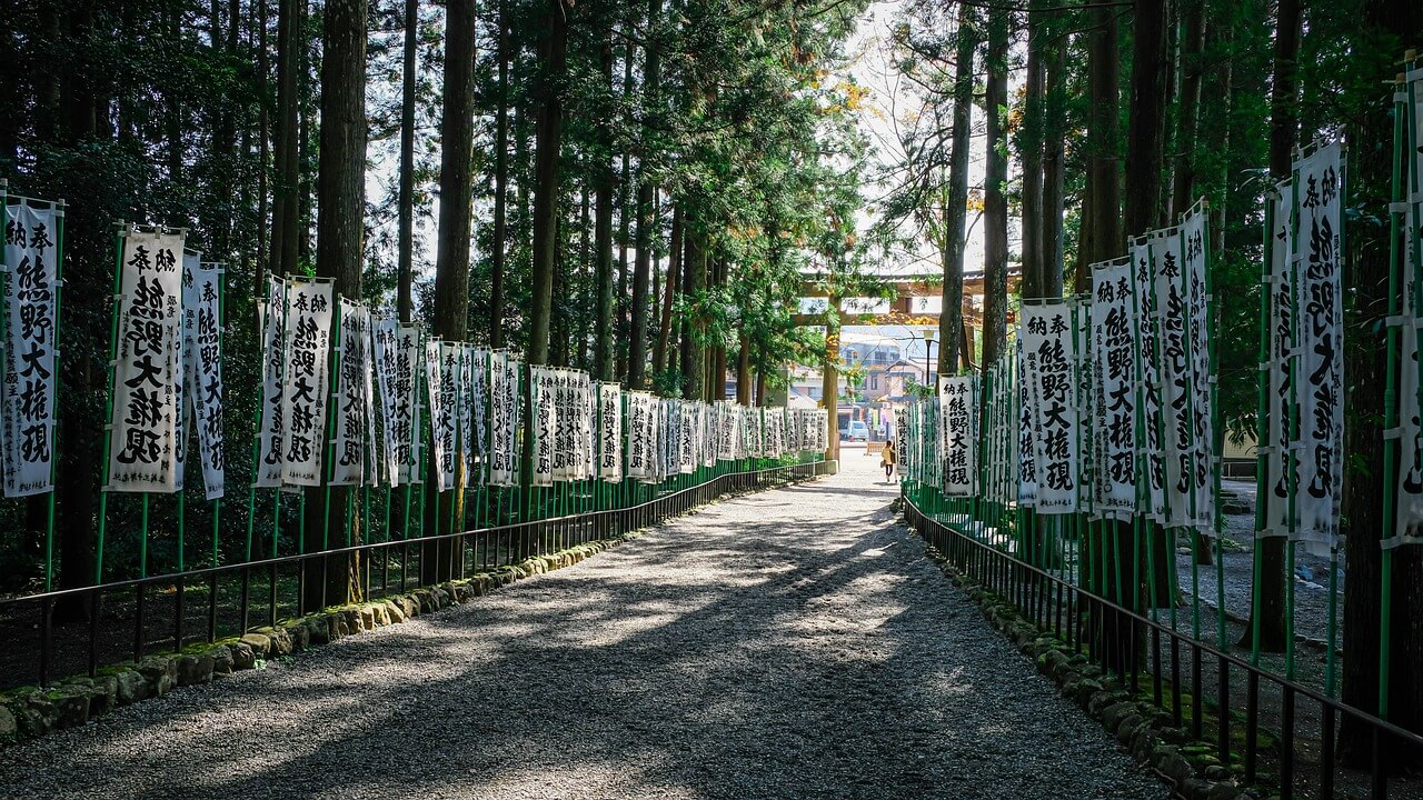 Japanische Vornamen: Fahnen mit Kanjis an einem Tempel