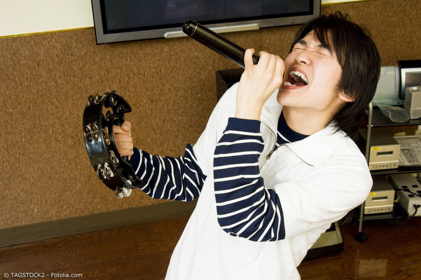 Karaoke ist in Japan ein beliebtes Hobby in allen Altersklassen und selbst Geschäftsmänner gehen manchmal nach einem erfolgreichen Abschluss Karaoke singen.
