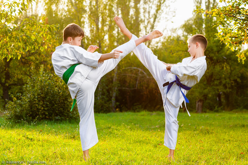 Karate ist einer der bekanntesten Kampfsportarten. Auch in Deutschland gibt es viele Kampfsportschulen, die Kinder, Jugendliche und Erwachsene in diesem Sport ausbilden.