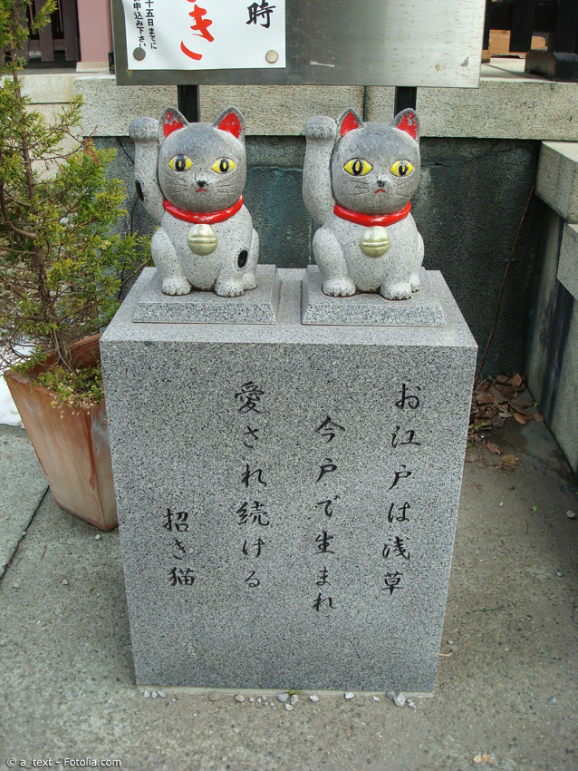 Zwei Winkekatzen am Imado Schrein mit Inschrift