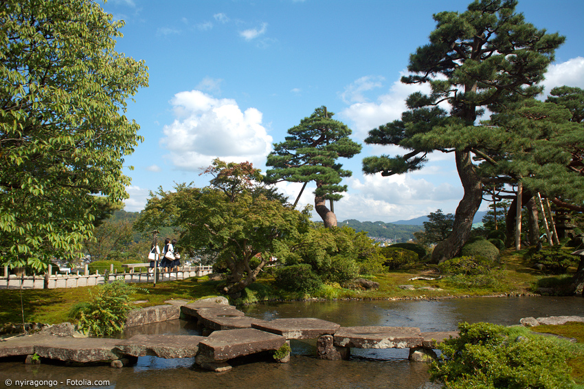 Japanischer Garten mit Teich, Steinbrücke und Kiefern